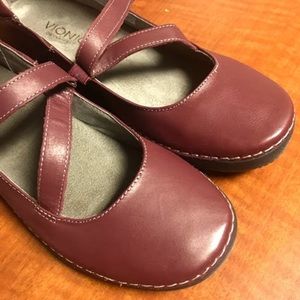 Size 8.5 Vionic Orthaheel Maroon Leather Flats